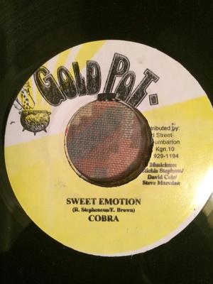 7-дюймовая пластинка MAD COBRA - Sweet Emotion NONE Gold Pot 1998 Ямайка Регги, Ска и Даб Б/у