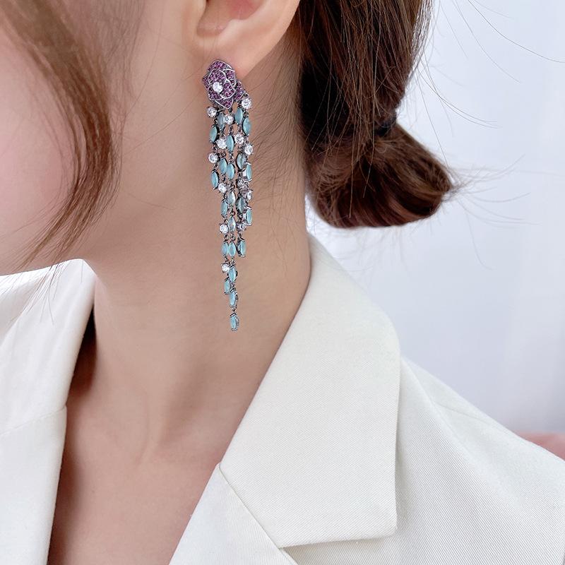 Серьги 2024, трендовые серьги, тяжелые промышленные цветные серьги с цветком циркония, длинные кисточки, темпераментные серьги с камелией для ужина, женские серьги