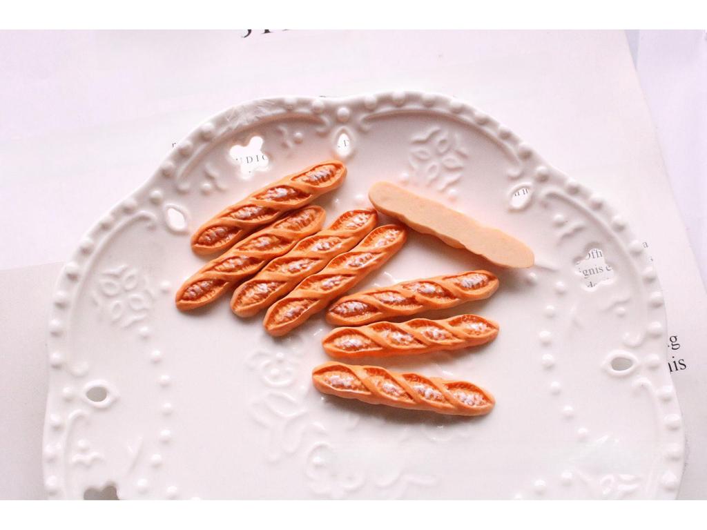 «Украшения ручной работы на тему еды»: Аксессуары для телефона в виде хлеба, яичного пирога и багета, материал для самостоятельного изготовления из смолы