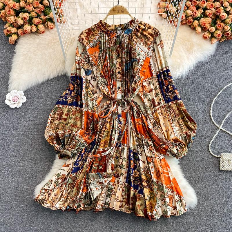 RUGOD Весна и осень популярно в Европе и Америке. Свободное атласное платье средней длины с принтом и круглым вырезом.