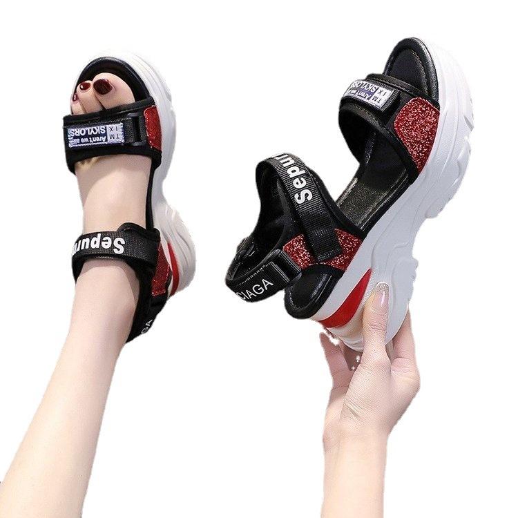 Женская обувь Taizhou 2024 года, спортивные сандалии на танкетке, кексы, толстая подошва, увеличивающая рост, студенческие сандалии на мягкой подошве для пляжа, римские сандалии, лето