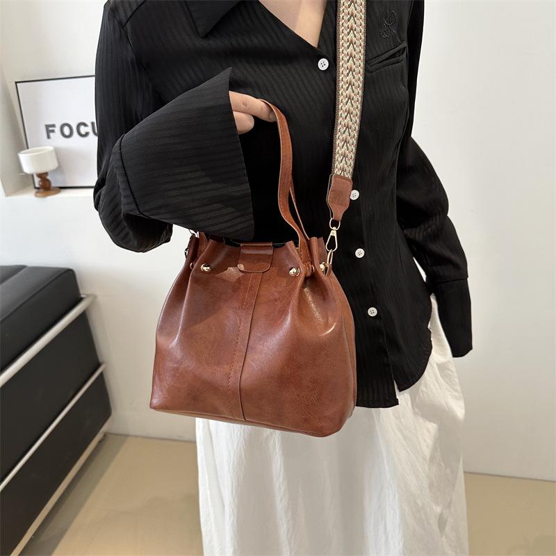 Женская сумка-ведро Нишевая сумка в иностранном стиле на ремне Сумка-ведро на тесьме Модная универсальная сумка-мессенджер