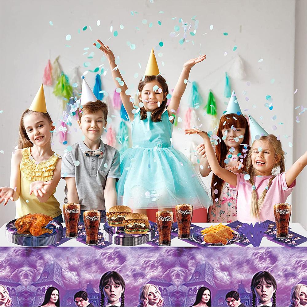 Посуда для вечеринки «Среда Аддамс» включает в себя тарелки, чашки, салфетки, скатерти, столовые приборы