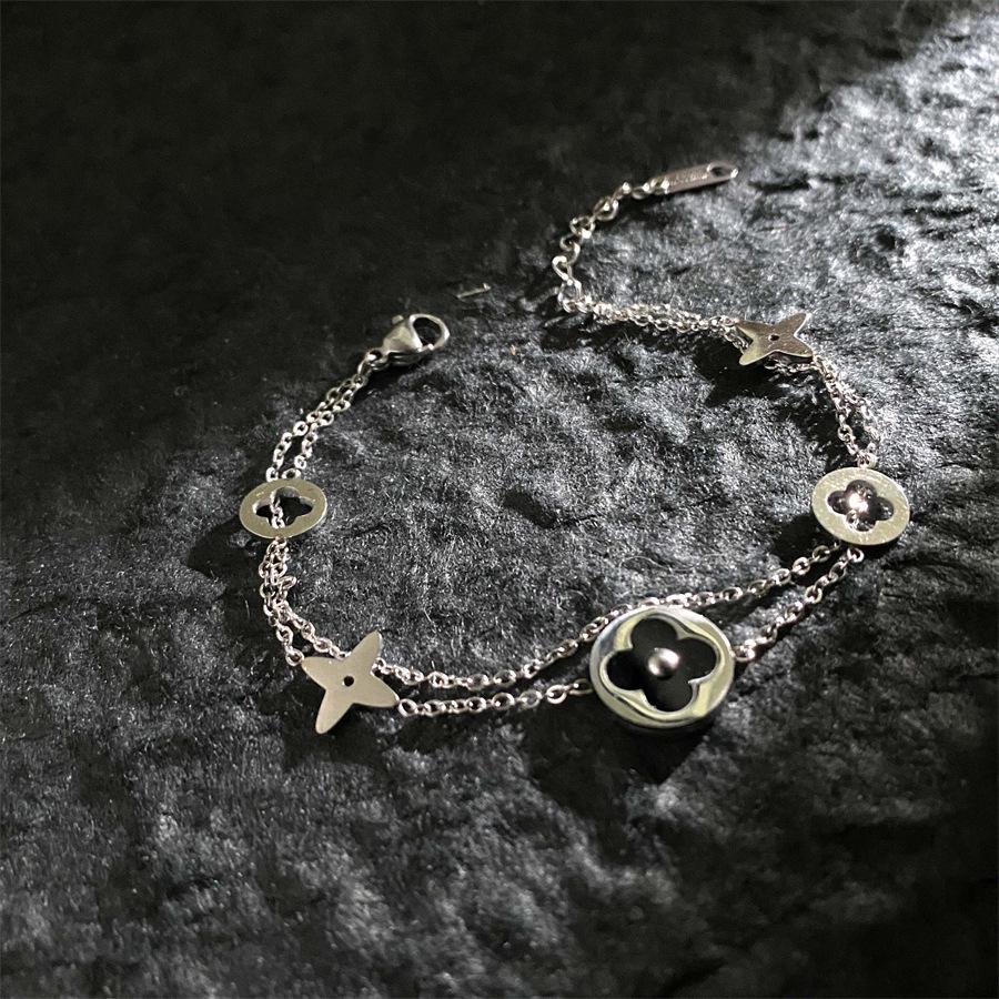 Двухслойный титановый браслет в европейском и американском хип-хоп стиле с римскими цифрами и подвеской в виде четырехлистного клевера