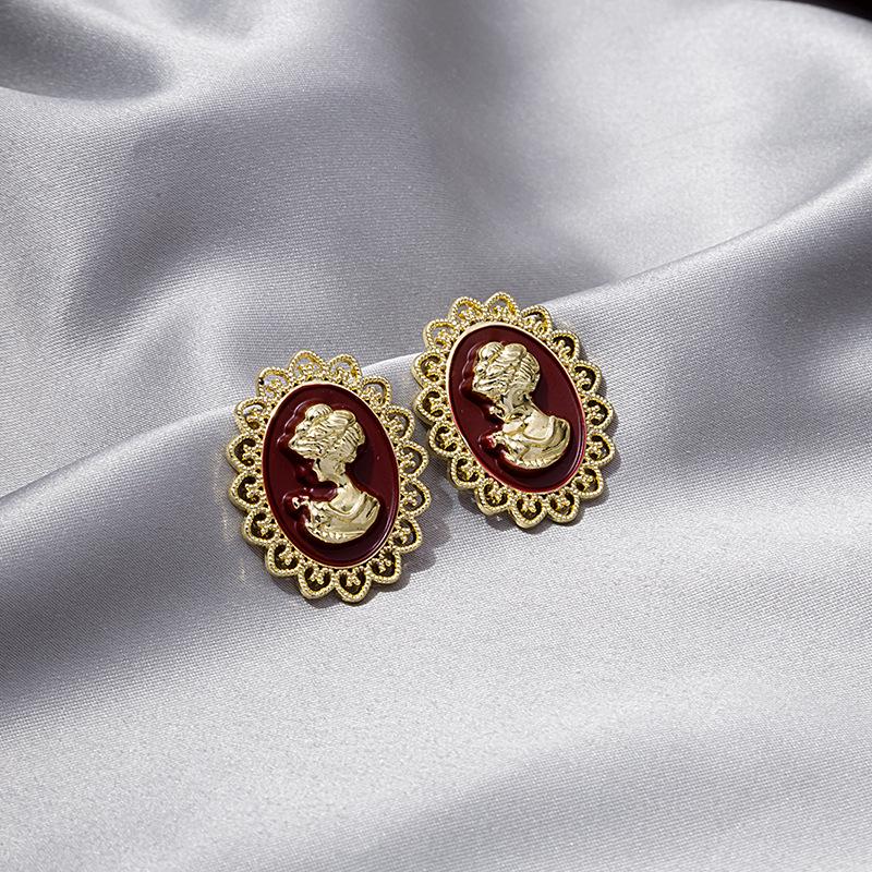 Серьги-пусеты из серебра 925 пробы в стиле ретро с рельефным узором: Трендовый европейский и американский стиль с кружевным дизайном для образа французской светской львицы