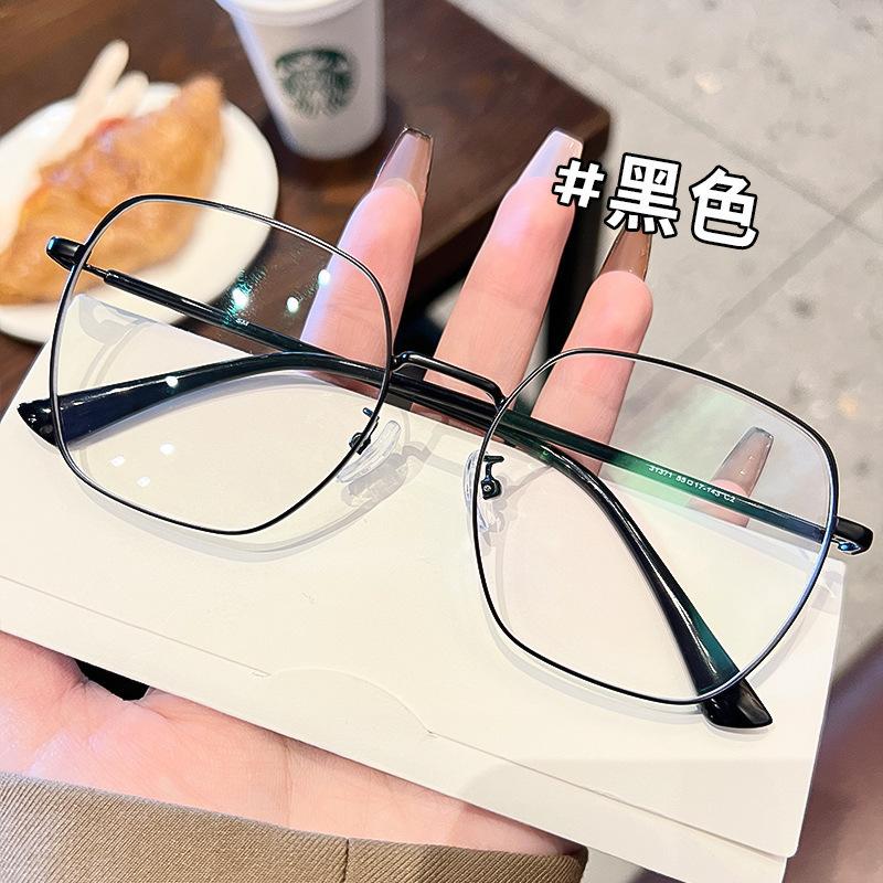 Myopia can be matched with degree glasses, simple and fashionable street photography to show the face, new small glasses shape, square glasses frame