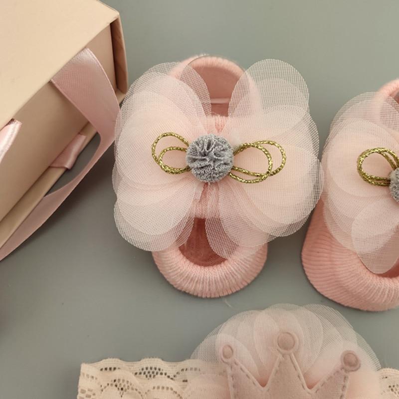 Комплект для новорожденной девочки: пинетки и 2 оголовья