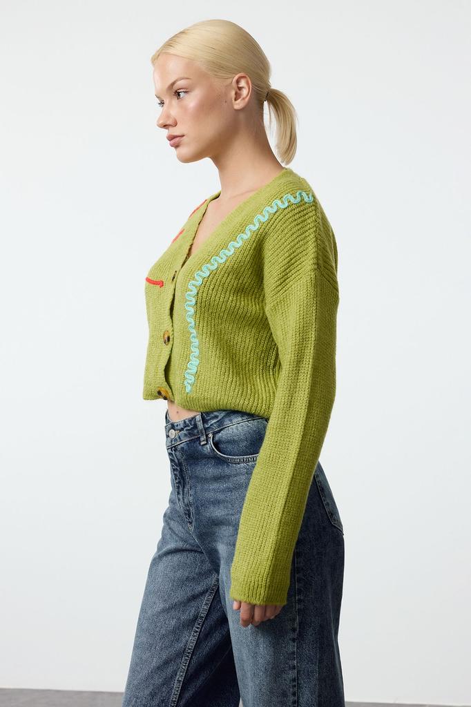 Женский модный стильный кардиган Зеленый укороченный мягкий текстурированный трикотаж с вышивкой и детальным v-образным вырезом Кардиган