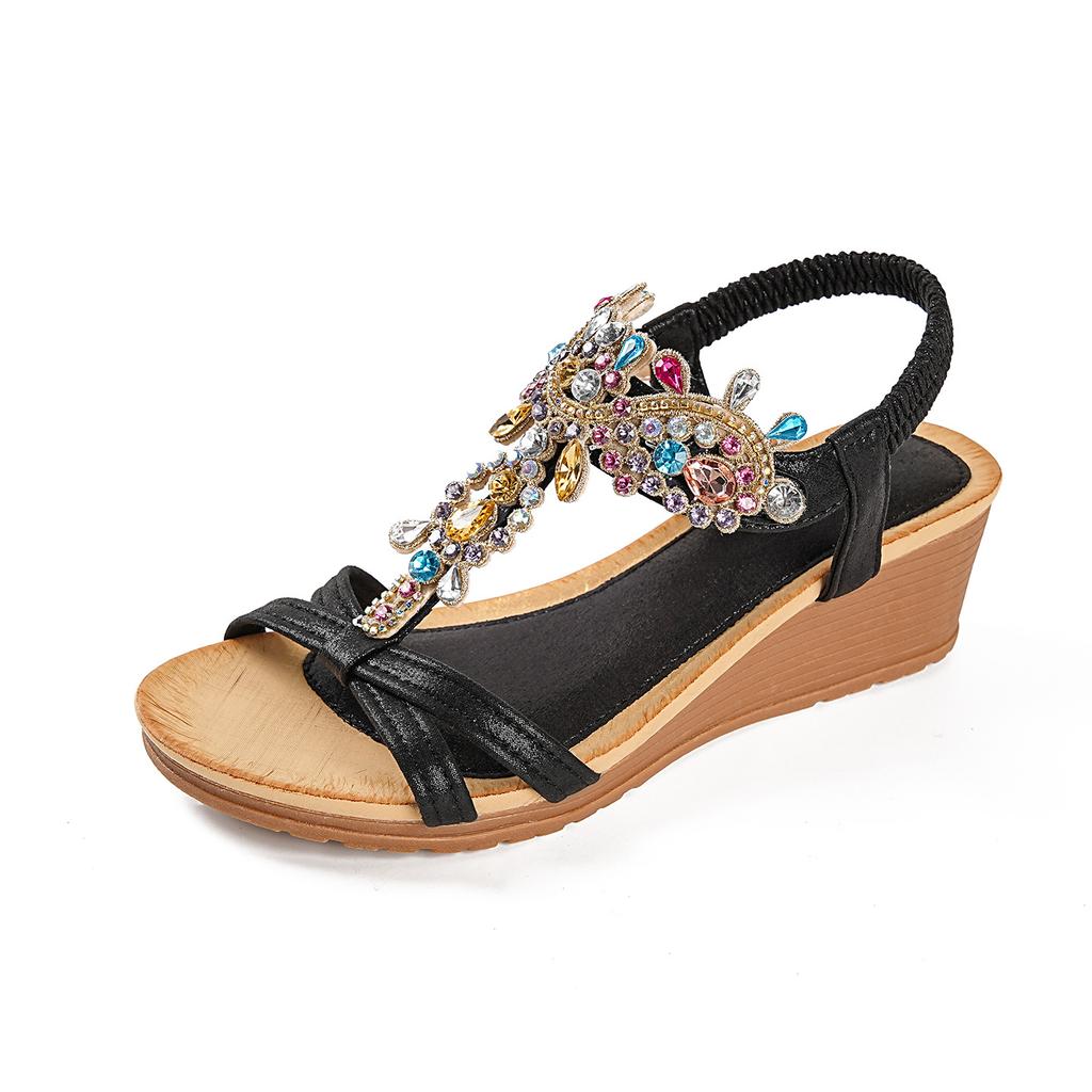 In The Summer of 2026, The New Thick-soled Versatile Beach Sandals Women's Shoes Are Fashionable Color-matching Rhinestone Padded Wedges.