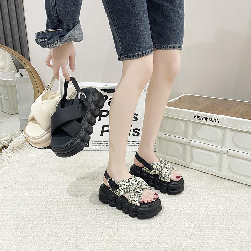 Наступать на дерьмо сандалии с открытым носком женские весна и лето 2025 новые универсальные с перекрестными ремешками 8 см толстая подошва римские пляжные туфли прилив