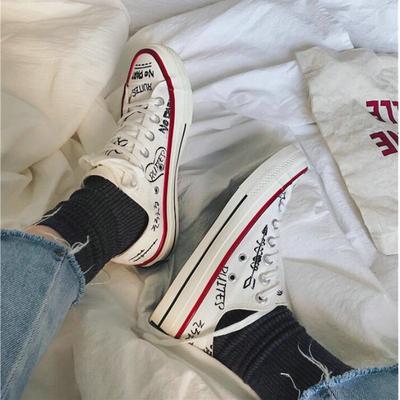 2019 Женские парусиновые кроссовки Белые граффити Туфли Женская мода Лето Лидеры продаж Повседневные кроссовки Женские вулканизированные туфли 869