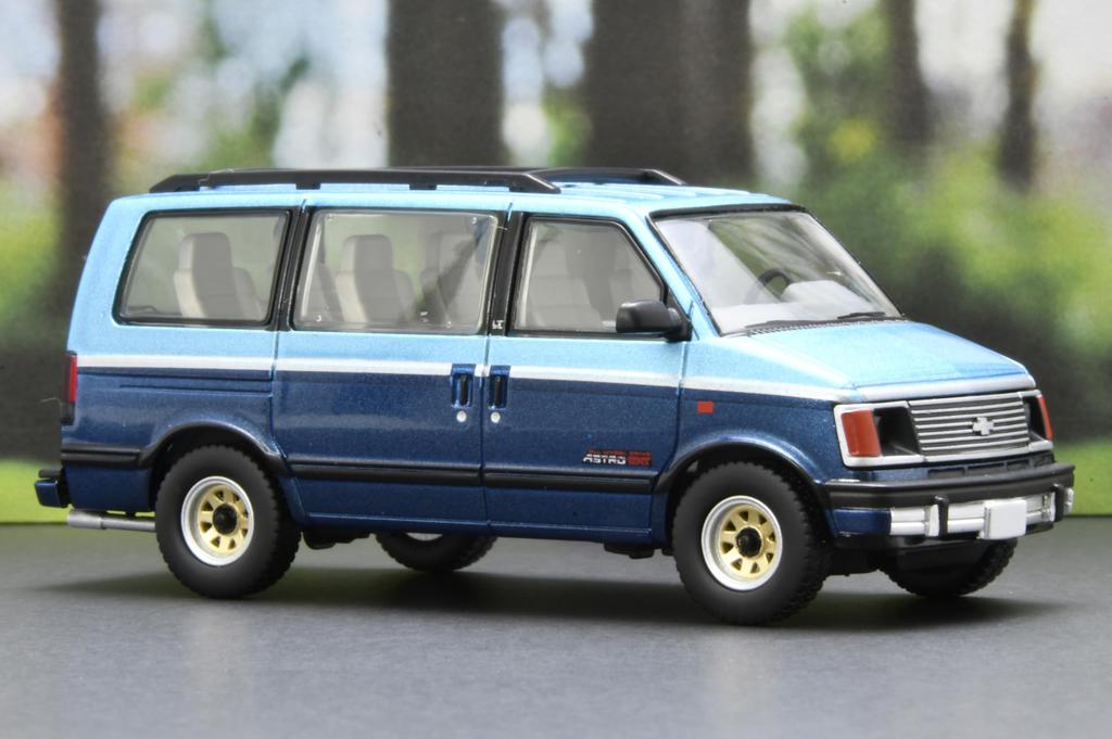 Tomica Limited Vintage Neo Chevrolet Astro LT AWD Light 94 Year Finished Product LV-N325b Blue/Navy