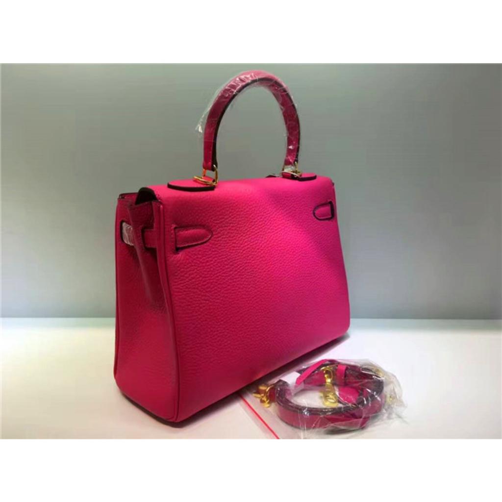 Келли обертывает верхний слой модной сумки-тоут из фактурной коровьей кожи, которую можно носить на плече или через плечо