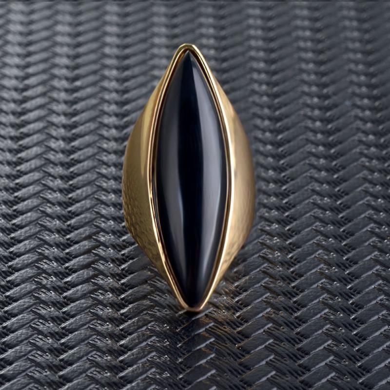 Женское кольцо с камнем