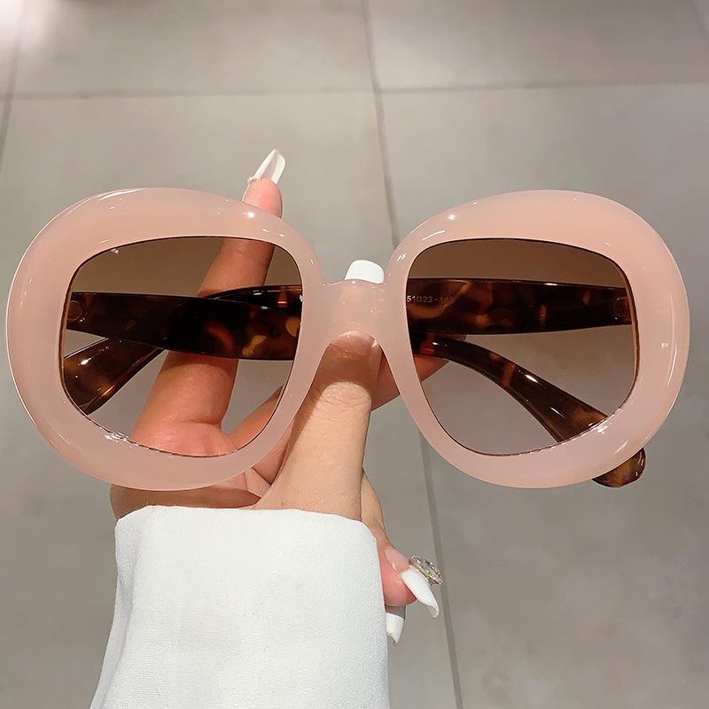 Новые персонализированные солнцезащитные очки в круглой толстой оправе с цветными блоками для уличной фотографии, демонстрирующие тонкий и роскошный темперамент с солнцезащитными очками