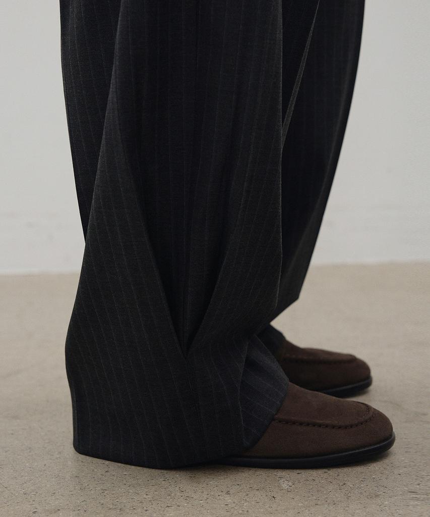 LEIRE Striped Curved Pintuck Slacks [Charcoal]