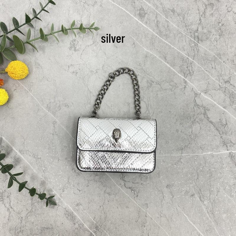 Сумка-мини на цепочке с ромбовидной стежкой на весну/лето 2025 - Вышитая сумка кроссбоди с головой орла