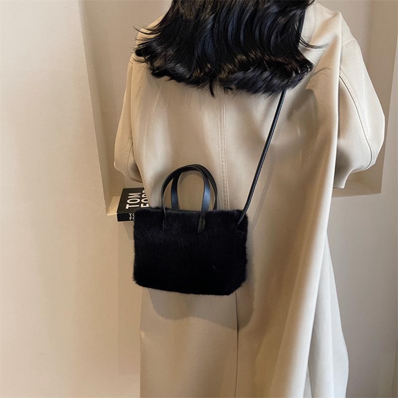 Зимняя европейская и корейская плюшевая сумка 2025 года: Стильная маленькая сумка через плечо