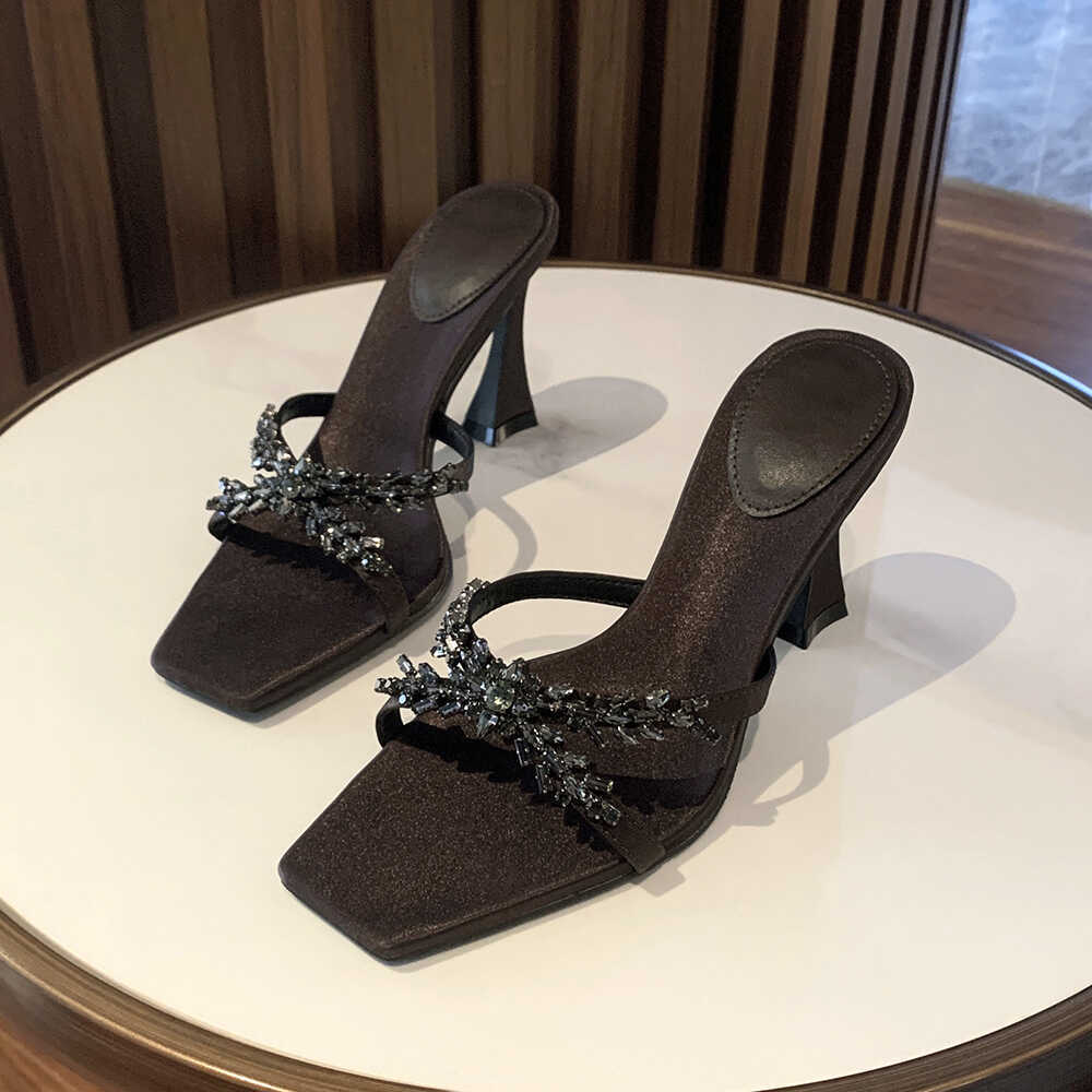 Стразы крест с сандалиями женские летние 25 новый лист цепь высокий каблук квадратный носок каблук-подкова одно слово с крутыми шлепанцами