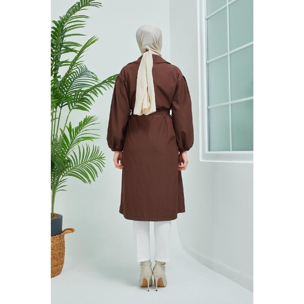 Черный плащ с объемными рукавами и поясом