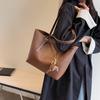 2025 весна новая сумка большой вместимости женская нишевый дизайн сумка через плечо текстурная женская модная сумка-тоут для通勤
