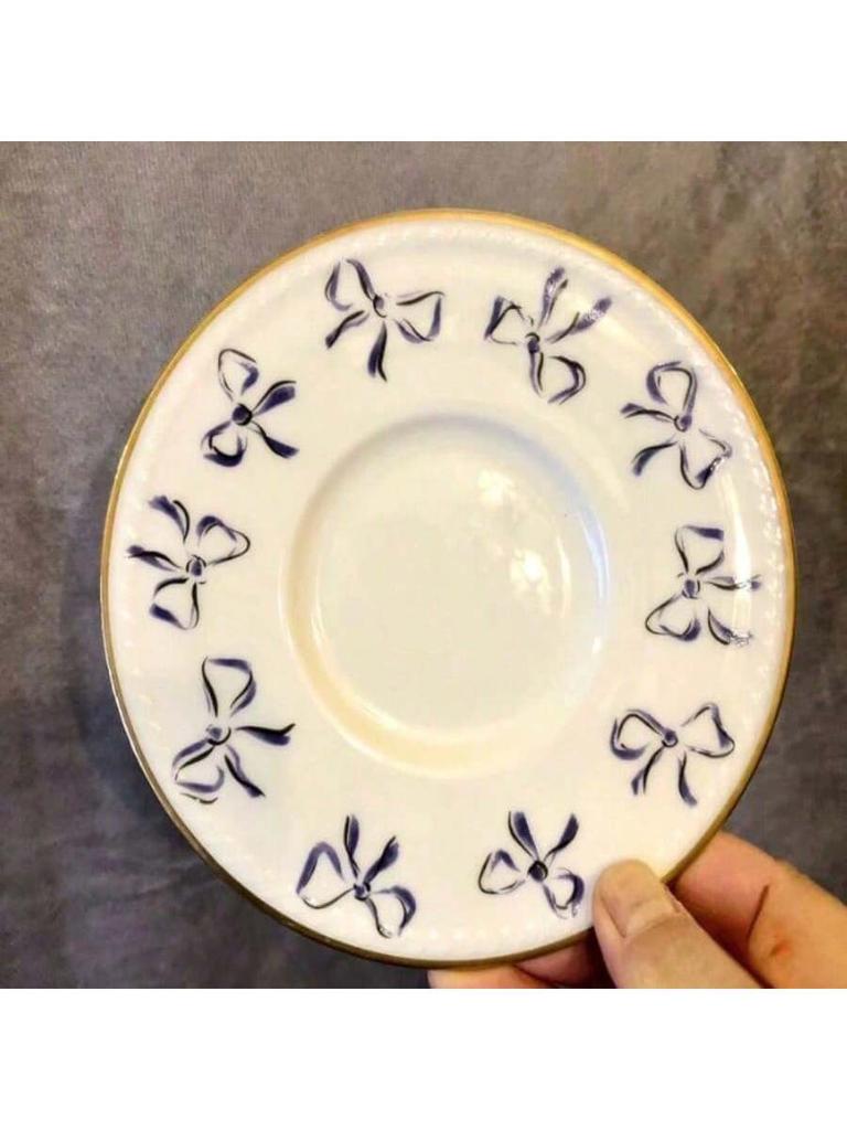 Элегантный фиолетовый кофейный набор YSL с бантом, винтажная костяная чашка и блюдце, украшенные золотыми рельефными деталями по краю, романтический подарок.