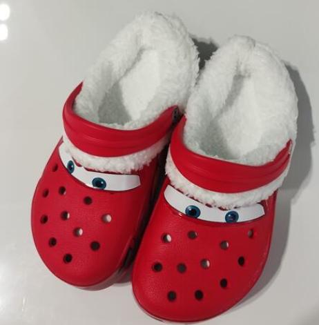 Новейшие детские клоги Mcqueen с рисунком, отверстиями, водонепроницаемые, нескользящие, сплошной красный цвет, на флисовой подкладке, для улицы и дома, повседневные, рождественские подарки