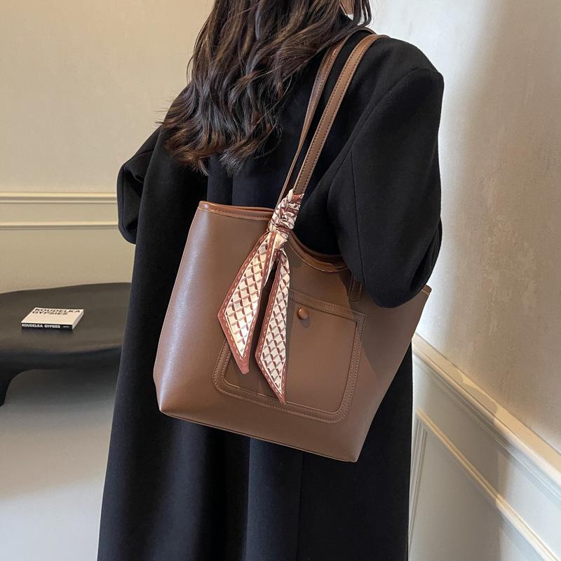 Женская сумка через плечо большой вместимости 2024 года — простая, фактурная сумка-тоут с контрастной строчкой для студентов колледжей и поездок на работу