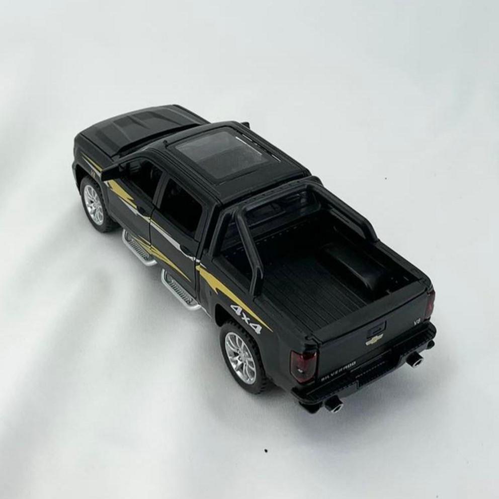 1:32 Chevrolet Silverado SUV Diecast Model Toy Car