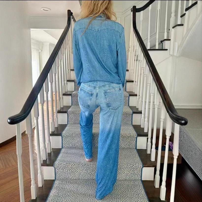 Новый модный и повседневный джинсовый комплект с принтом: рубашка и брюки для ранней весны. Удобный комплект для работы и повседневной носки.