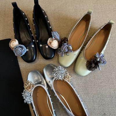 Универсальная обувь: одна нога в неглубокой туфле на плоской подошве с круглым носком или в неглубокой туфле-лодочке