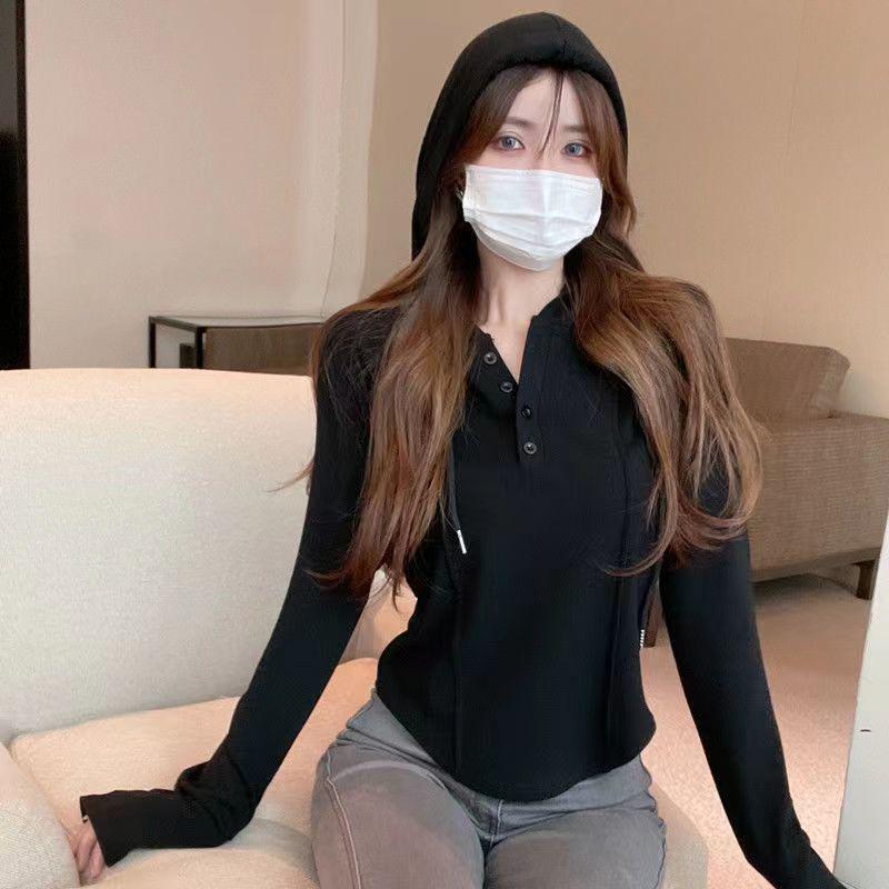 Женская осенняя футболка с капюшоном и длинным рукавом приталенного силуэта