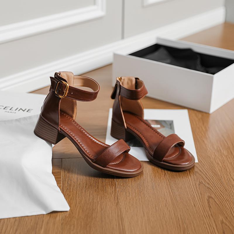 Retro one-word with open-toed white sandals 2025 summer new women's shoes thick heel medium heel rear zipper high heel sandals