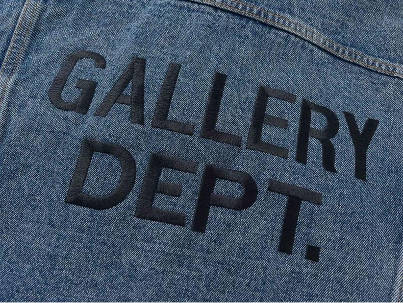 Модная джинсовая куртка Gallery Dept выцветшего синего цвета с вышитым логотипом
