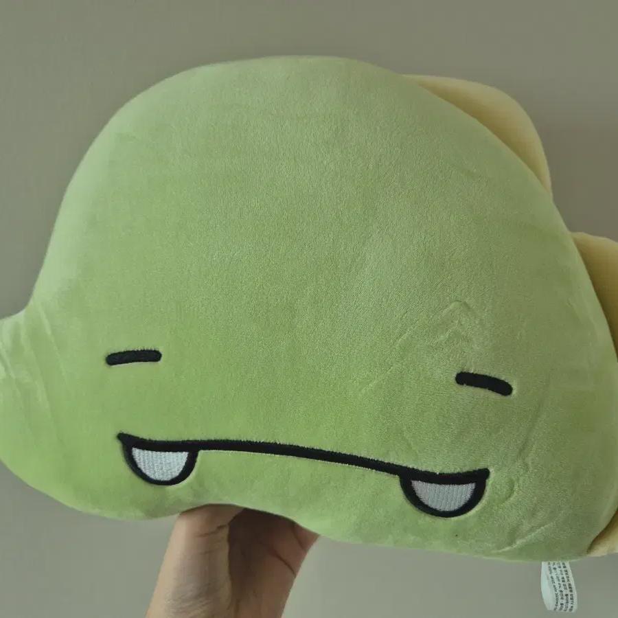 Подушка-динозавр из магазина Courtyard Popup Store