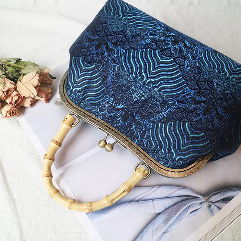 Сумочка-клатч с застежкой-замком «поцелуй» из металла и бамбуковой ручкой