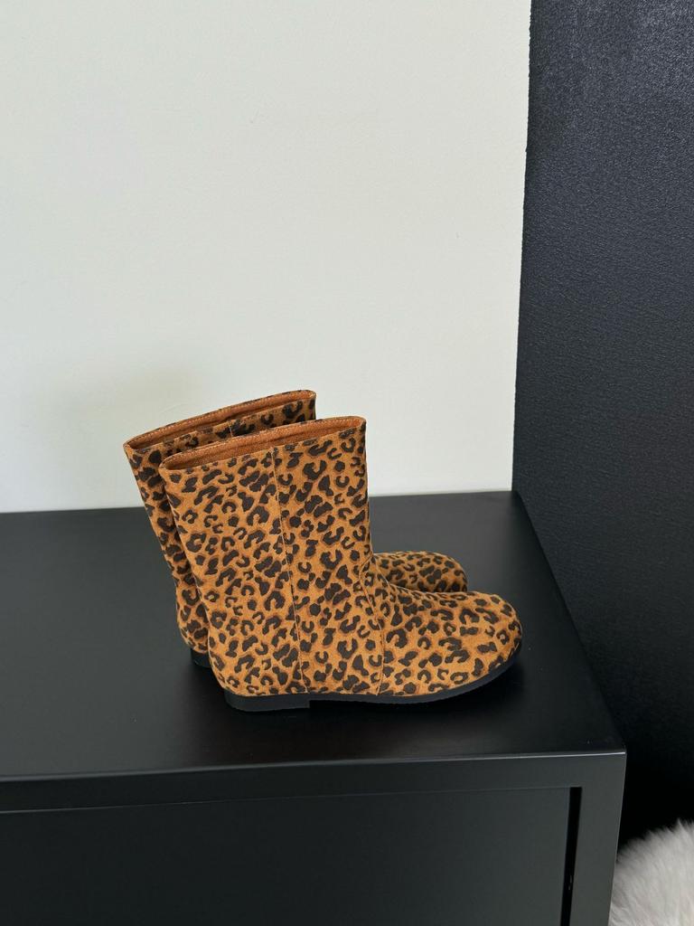 Retro lazy wind pine cone short boots women's 2025 autumn and winter new round head flat bottom Martin boots British style