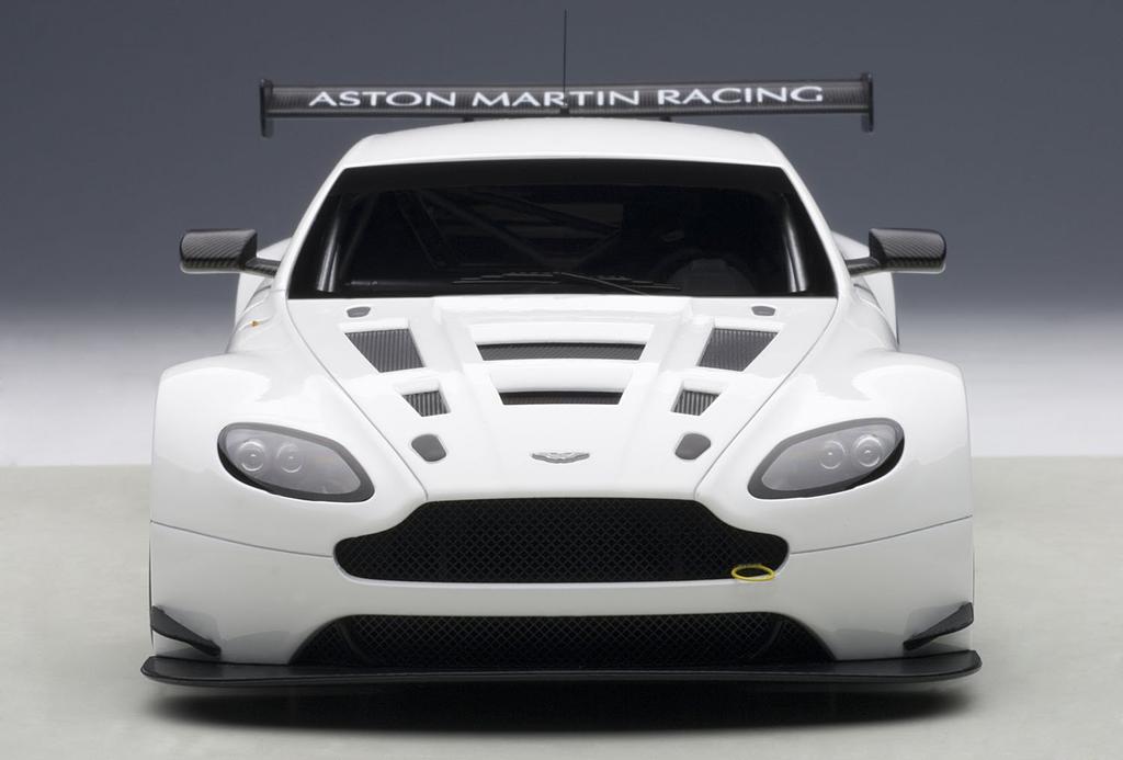 AUTOart Aston Martin V12 Vantage GT3 2013 Completed Product 1/18 (White)