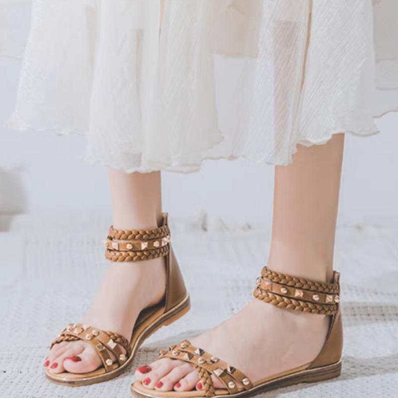 Сандалии на плоской подошве с заклепками в римском стиле для женщин, модные гладиаторские сандалии с плетеным ремешком на щиколотке, женские летние удобные нескользящие пляжные туфли
