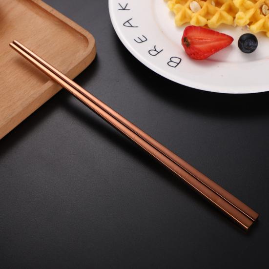1 пара палочек для еды с защитой от ожогов, с цветным покрытием, простые в использовании, многоразовые, устойчивые к ржавчине, устойчивые к высоким температурам, противоскользящие металлические палочки для еды