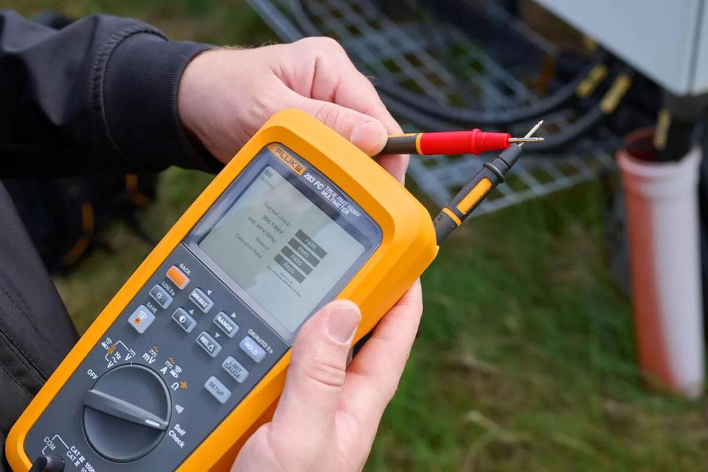 Fluke Цифровой мультиметр True RMS, CAT III 1500 В / CAT IV 1000 В (Официальный японский продукт) FLUKE-283FC/APAC