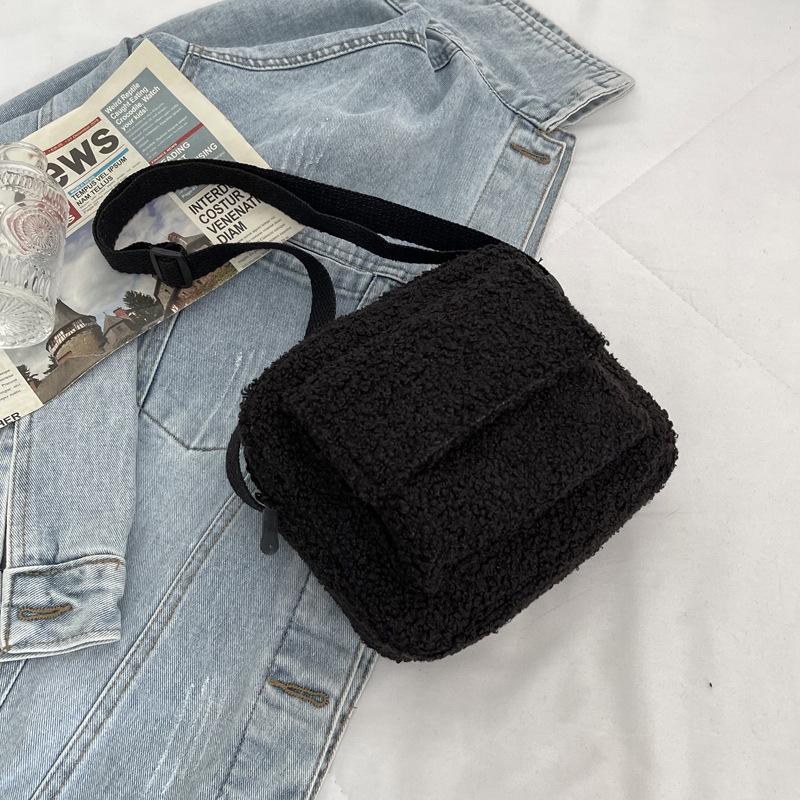 Сумка кроссбоди из овечьей шерсти в корейском стиле - Трендовая однотонная маленькая квадратная сумка на плечо Осень/Зима 2025