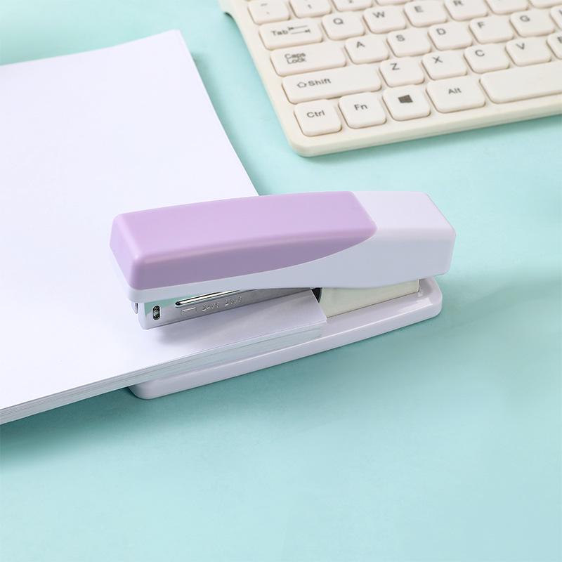 Портативный степлер цвета макарон: Средний, экономящий труд степлер для офисных и студенческих канцелярских принадлежностей.