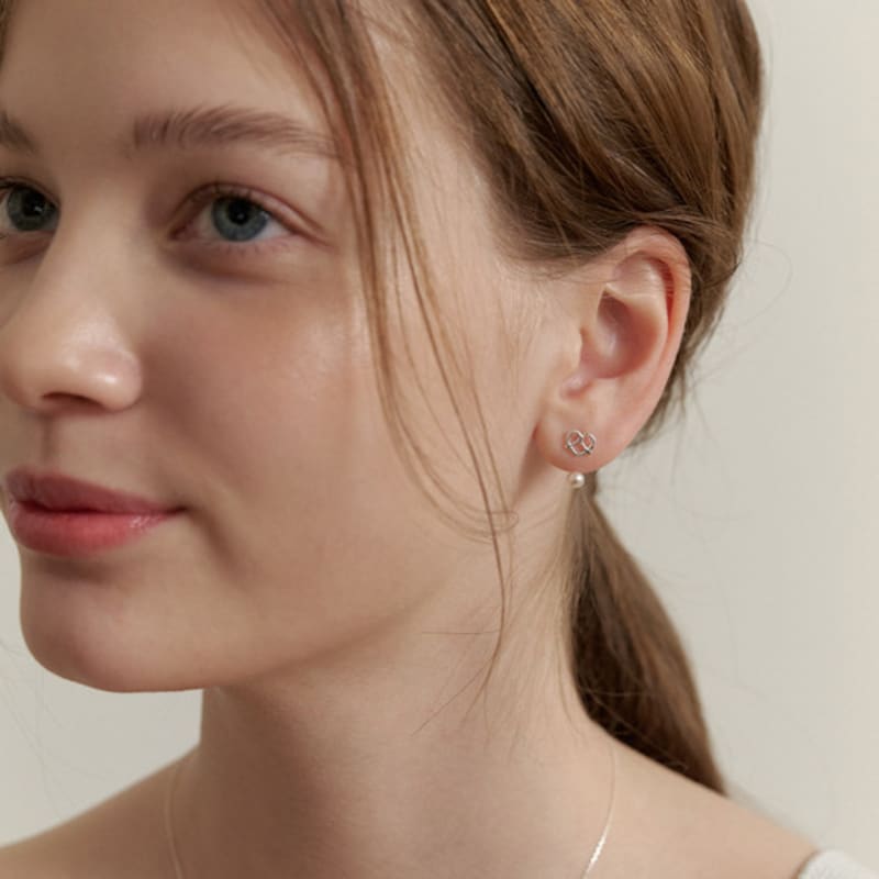 Tatiana (Серебро 925) Серьги-пусеты с жемчугом и подвесками в виде сердец EC3080