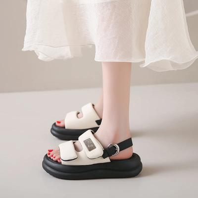 Модная обувь для женщин 2024 года, брендовые женские сандалии с пряжкой на ремне, модные повседневные сандалии с металлическим украшением, женские новые сандалии на плоской подошве с открытым носком