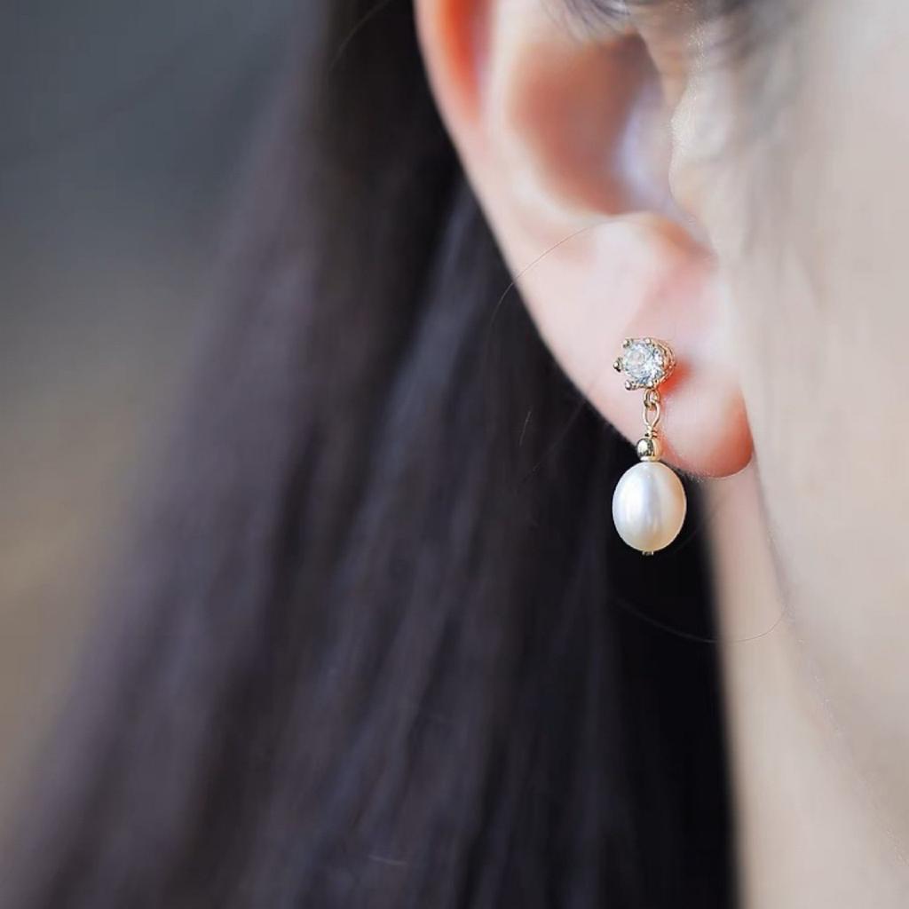 Simple and versatile temperament women's small crown zircon natural freshwater pearl 925 silver needle gold-plated stud earrings strong light rice bea