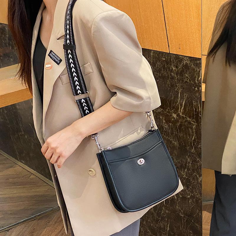 Маленькая женская сумка через плечо