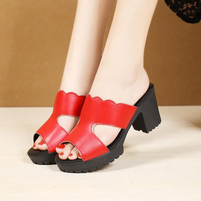 Сандалии и тапочки с мягкой подошвой на высоком каблуке. Женские летняя верхняя одежда из мягкой кожи на толстом каблуке. Нескользящие тапочки большого размера на толстой подошве.