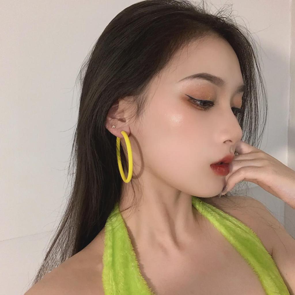 2024 Модные корейские яркие серьги-кольца в форме цветных кругов для женщин – смелый, современный стиль