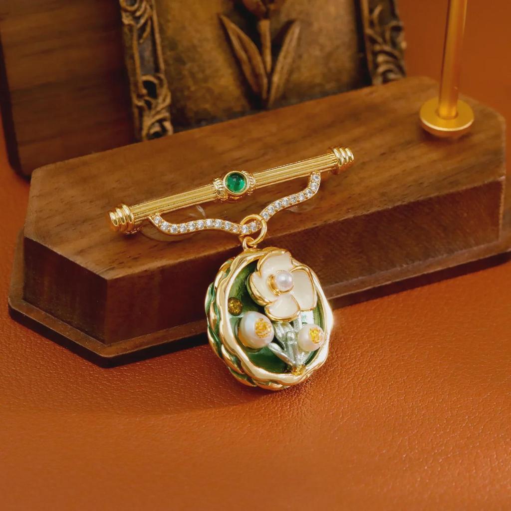 High-End Medieval Vintage Pearl Brooch for Women - Palace Oil Painting Niche Design Suit Pin